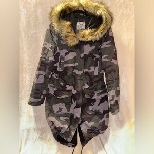 BB Dakota Fall jacket w removable faux fur hood detail